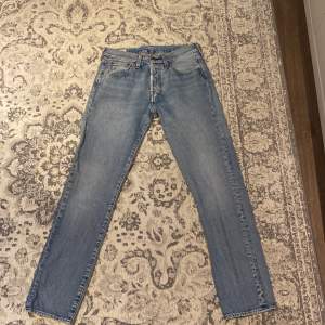 Säljer mina gamla jeans då dem inte längre passar mig. Modellen är 501 och storleken är w30 L32 Nypris ca 1300 skick 8/10