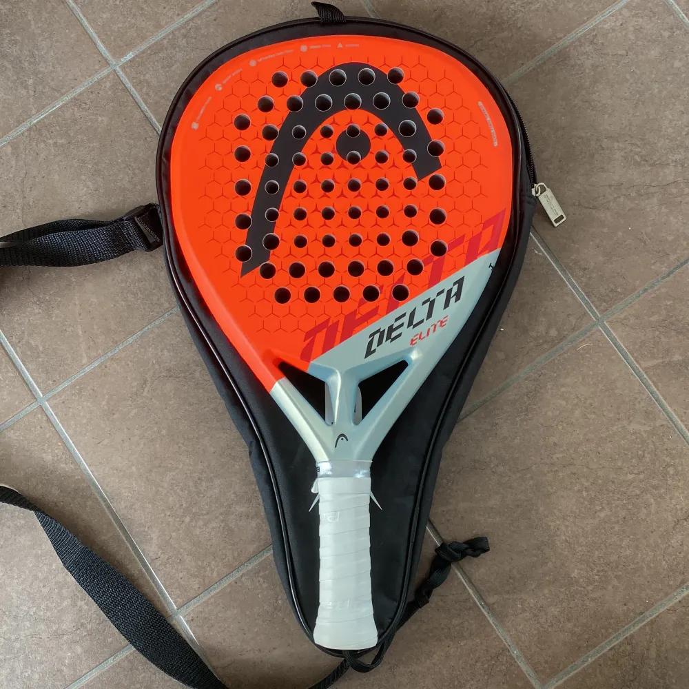 Säljer nu mitt fina Head racket. Väldigt fint racket som används ett fåtal gånger. Säljer även med fodralet vid snabb affär. Vikten ligger på 360 g vilket gör så att den blir otroligt lättspelad och rolig att köra med. Går att köpa för 1600kr på nätet.. Övrigt.