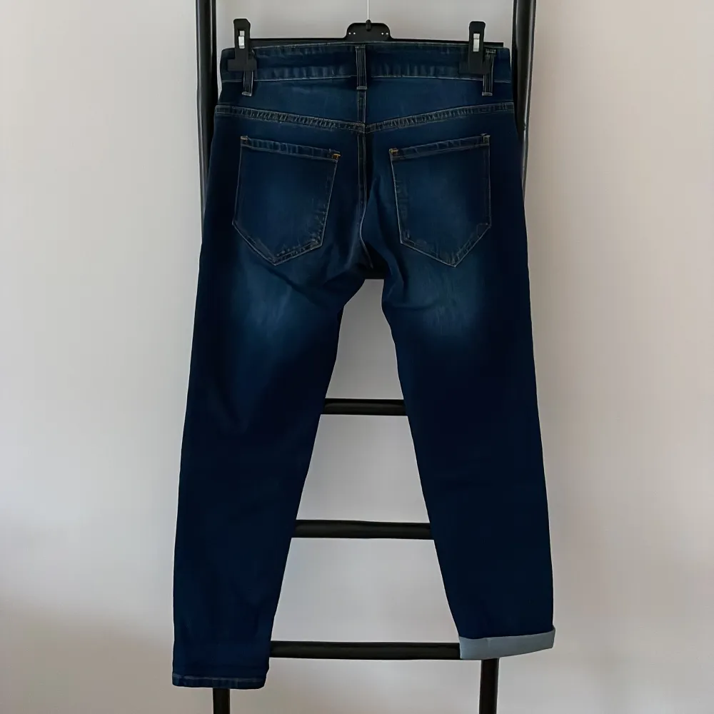 Nohow jeans nya. Stretch. Nypris 1095kr.   Mått: Bredd: 38cm Längd: 92,5cm Omkrets runt midjan: 78cm. Jeans & Byxor.