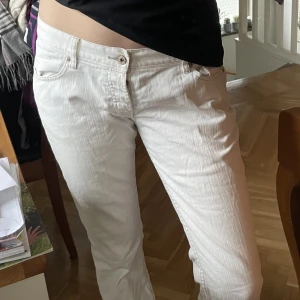 Lågmidjade bootcut jeans - Vita eller grämvita jeans! Vintage men i väldigt bra skick. För mig som är 174 går de ner hela vägen till golvet. Kan skicka mer bilder om det önskas privat💕
