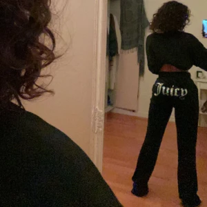 Juicy couture mjukisbyxa - Vanliga juicy couture mjukisbyxor med glitter på baken🤩 Inget fel kommer inte till användning💓