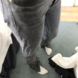 Zara slits jeans - Säljer dess zara slits jeans!