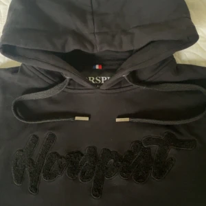Horspist Hoodie - Horspist hoodie i nyskick, köptes för 2100kr skick 10/10 size S