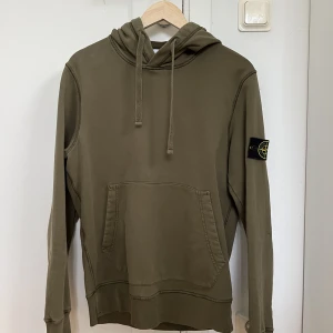 Stone Island Hoodie - Stone hoodie i nästan nyskick Org pris 2800kr