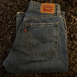 Levis jeans - Äkta Levis jeans som endast kommit till användning 1 gång, köpte för 1400kr men säljer för 399 där frakt är inkluderat!!