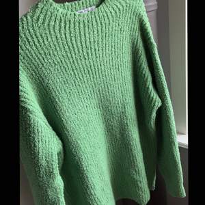 En jättefint grön tröja ifrån Zara säljer billigt🍏💚