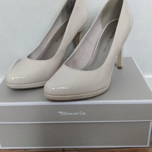 Högklackar - Beige högklackar från Tamaris, strl 38, säljer då de är förstora, så använda endast en gång.