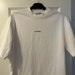 Vit AcneStudios T-Shirt XS - Säljer min vita AcneStudios T-Shirt i XS Knappt använd, superbra skick. 