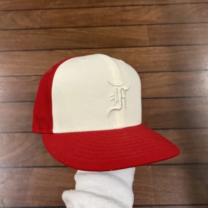 Fear of god Essentials New era cap - Snygg Fear of god keps i size 7 1/8! Bara att skriva om du undrar över något! Har en i blå färg också i samma storlek! Båda är helt nya🙏