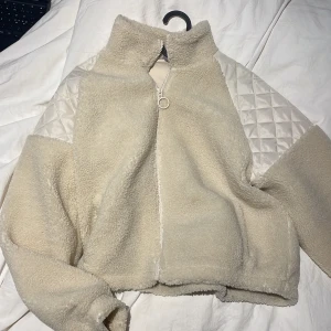 Vit fleecejacka - En vit fleecejacka i stl S