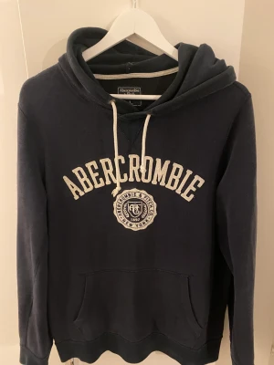 Abercrombie tröja - Säljer min sparsamt använda abercrombie tröja, då den är för liten för mig. Nypris 450