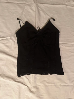 Svart spetstopp  - Jättesöt topp! Älskar denna men dags att sälja vidare nu💗Liten slitning längst ner