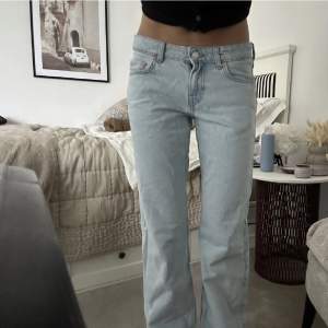 Lågmidjade jeans från weekday❤️köpte av en annan hör på Plick men tror inte dom kommer komma till andvänding❤️jätte fint skick