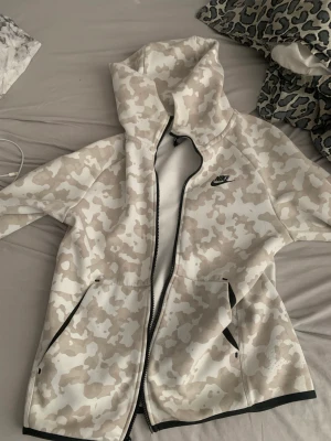 Nike tech fleece (LIMITED edition) - Hej, Säljer min Vita Nike tech fleece som inte går och köpa mer alltså en sällsyn modell. Storlek S kan frakta och mötas upp men köparen står för frakten. (Endast seriösa köpare tack)