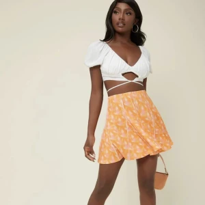 Orange kjol - Orange kjol från Shein med mönster på. Storlek M. Aldrig använd.