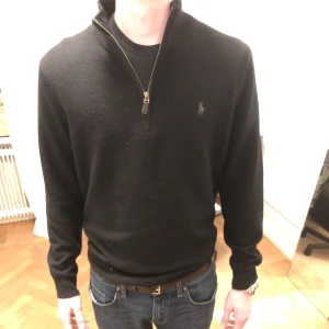 Ralph Lauren Half zip  - Säljer en mycket fin Ralph Lauren Half zip. Knappt använd därav ett mycket fint skick.  Storlek M, passar även S. Nypris: 1850. Mitt pris: 900