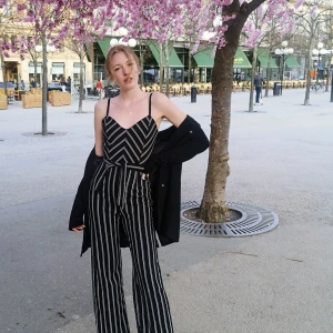 Byxdress randig - Stretchigt material, sitter som en smäck, går att knyta på lite olika sätt i midjan, justerbara band, ett par cm för kort på mig (177cm)