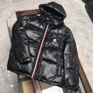 Moncler Montbeliard - Moncler Montbeliard, fint skick men är från 2020, därav det låga priset. Jag står för frakten vid köp. Kom dm för frågor