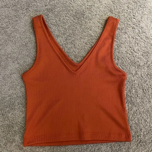 V-ringat linne - En skit snygg sommar färg!! Passar till allt det är ett väldigt unikt linne i och med v-ringningen både fram och bak. Det är från Nly trend❤️köparen står för frakt