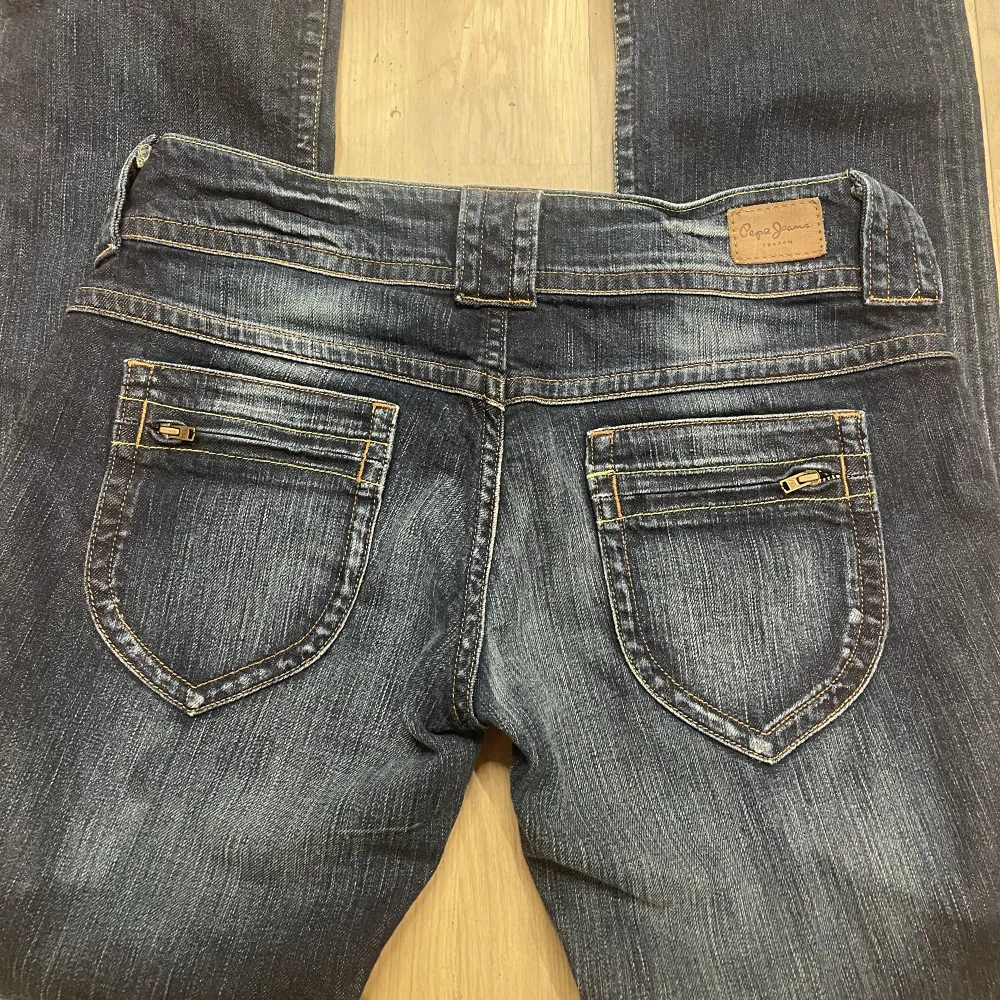 Ass coola pepe jeans men tyvärr för stora på mig:( midjemått tvärsöver: 40 innerbenslängd : 73. Jeans & Byxor.