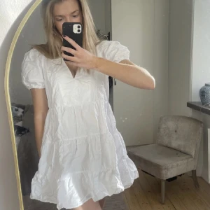 Klänning zara - Jättegullig klänning från zara som aldrig har kommit till användning. Den är i storlek S men passar även Xs och M. Pris kan diskuteras och lånade bilder!