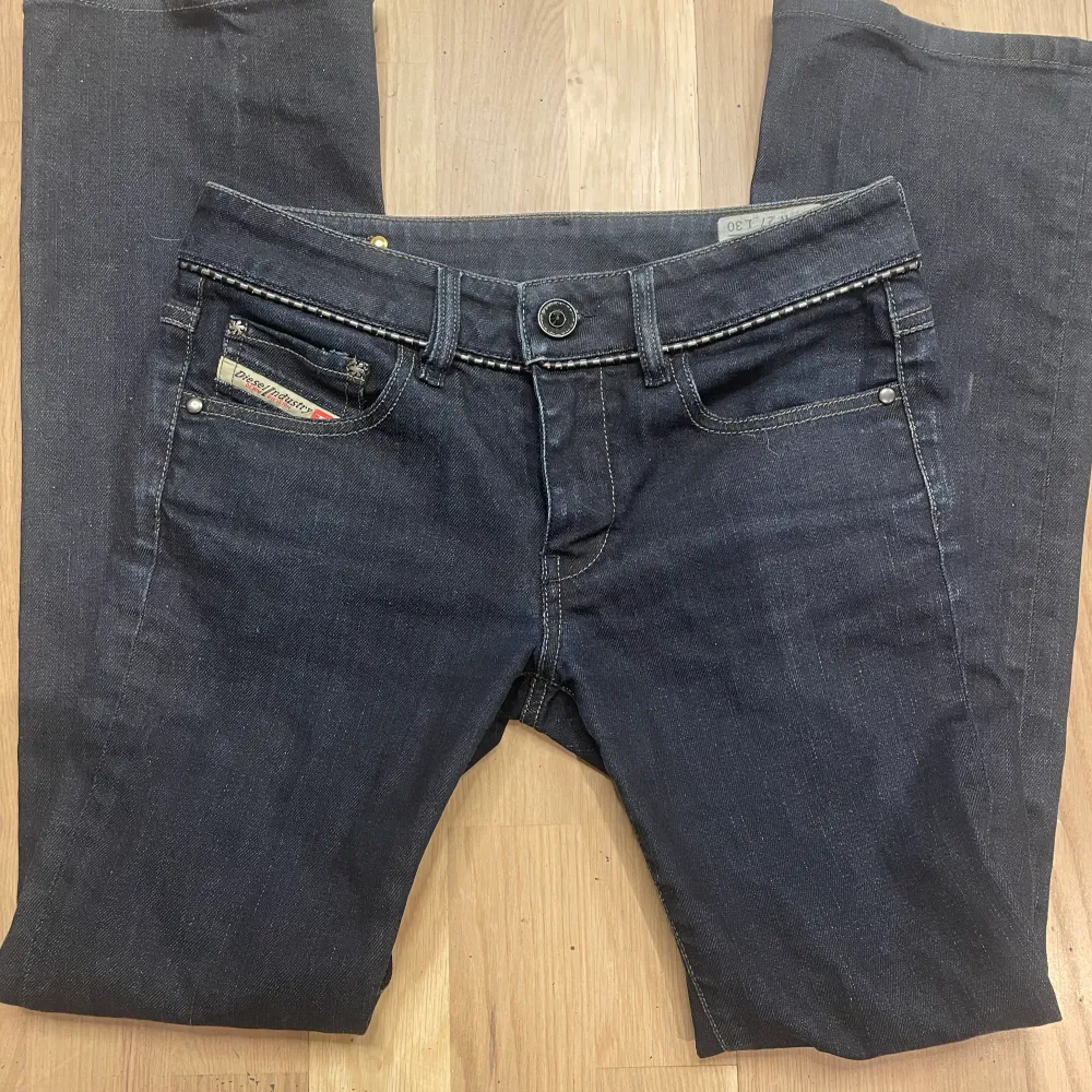 Snygga bootcut jeans som tyvärr inte kommer till användning:( midjemått tvärsöver:36 cm innerbenslängd:72 cm . Jeans & Byxor.