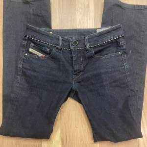 Snygga bootcut jeans som tyvärr inte kommer till användning:( midjemått tvärsöver:36 cm innerbenslängd:72 cm 