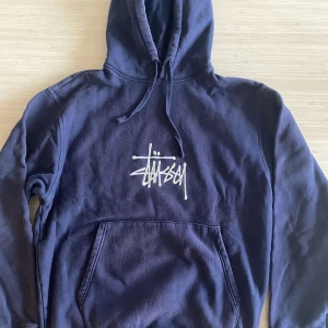 Stussy hoodie blå - Knappt använd Stussy hoodie i mörkblå färg💙 Säljes pga ingen användning  Pris kan diskuteras😊