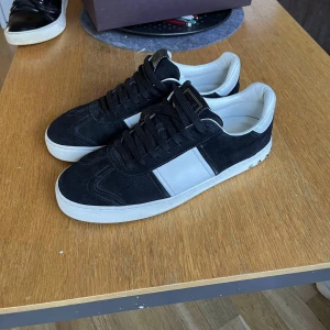 Valentino skor - Säljer dessa valentinos i storlek 41 i mycket fint skick. Box medföljer 