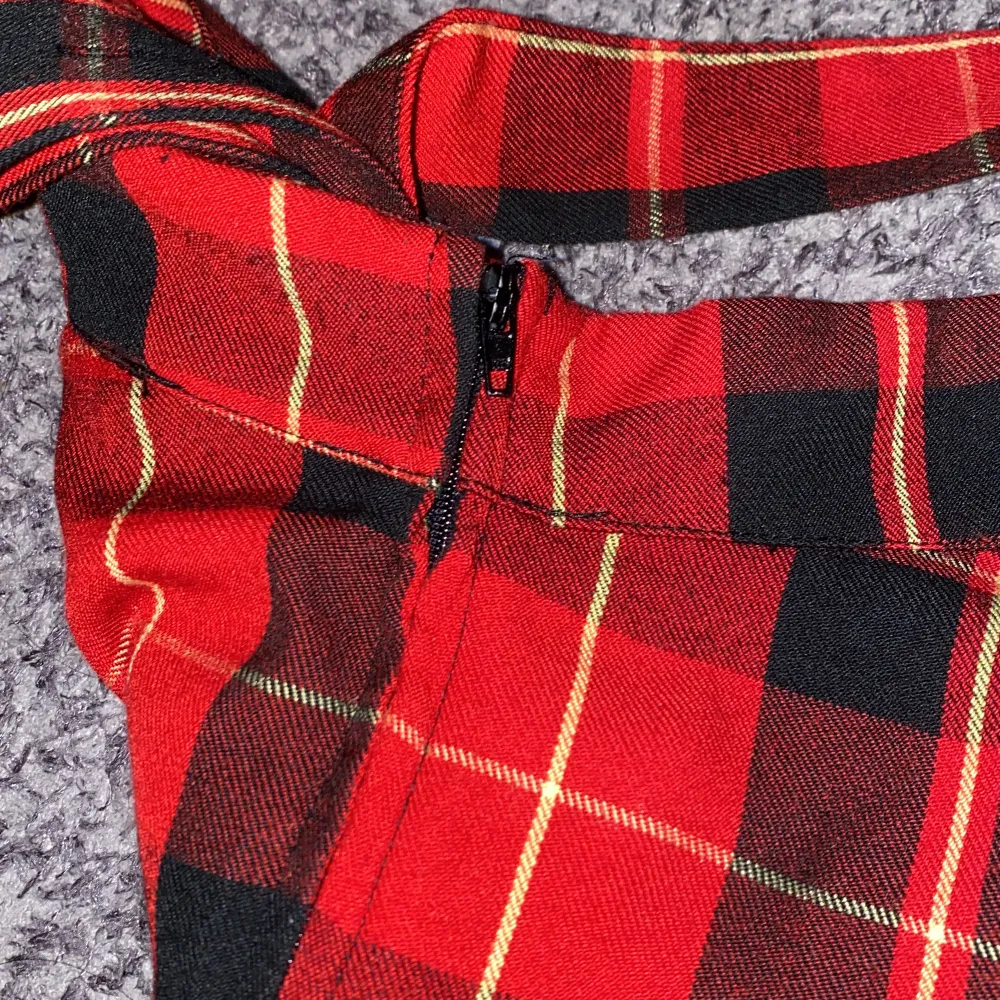 Gullig röd gryffindor kjol från EMP i st S som passar väldigt bra och har även matchande hängslen som sitter extra säkert!💗. Kjolar.