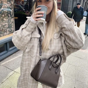 Oversized jacka - Säljer min fina tygjacka från H&M. Har använts vid två tillfällen. Den första bilden visar färgen bäst, jackan har knappar och är i en oversized modell. 