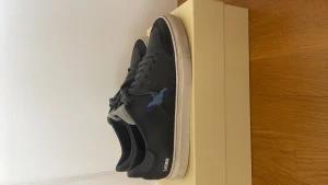 Arigato skor  - Säljer nu mina supersnygga arigato skor. De är i gott skick, skulle säga 7/10. Har dock några fula märken på sulan. Nypris är 2400kr. Bara att fråga om fler bilder. Box och dustbag ingår. Priset går att diskutera. 