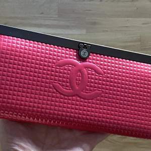 Grymt snygg rosa plånbok. Helt ny. Mycket ”utrymme” för kort m,m…