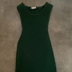 Zara toppar - Säljer dessa två topparna från zara för 100kr båda är i strl S, den vita har en fläck på ryggen därav priset, dom är super snygga och sköna speciellt till sommaren! Nypris var 200kr styck och dom är slut på hemsidan