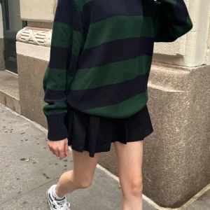 Tate sweater - Tröja från Brandy Melville. Har använts två gånger. Säljer den pga att jag inte använder den. Blå och grön. Gratis frakt