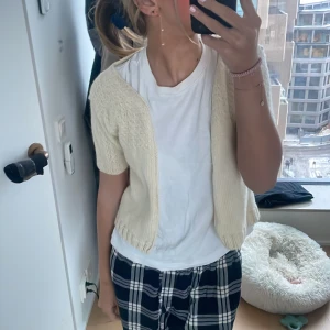 Stickad kofta - säljer denna kortärmade fina, stickade beiga koftan. Den e köpt på sellpy för 440kr, helt nyskick. Säljer pga att jag tyvärr inte fått användning av den! 🥰🙏🏻 