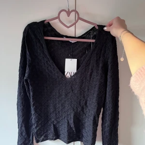 Svart Zara topp - Svart zara topp med prislapp kvar. Storlek L men är liten i storlek🫶🏼