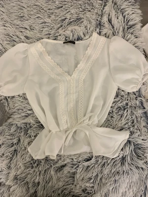 Blus  - Vit blus ganska tun och jätte fint för sommaren, köpt någonstans i Turkiet från butiken Lc Waikiki 🤍🤍Aldrig har Har använt den bara en gång, för jag köpte den i slutet av sommaren och nu är det för kallt💙Den thightas till vid midjan