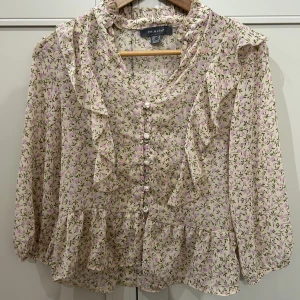 Blus - Supersöt blus🤍använd endast 2 gånger! Köparen står för frakten