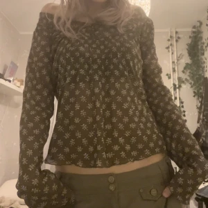 Mönstrad blus - En grön mönstrad blus med blommor och lite av ett mesh material som är jättefin nu till våren! Jag har generellt S-M i toppar och denna är åt det lösa hållet. Kontakta om du är intresserad eller har övriga frågor❤️