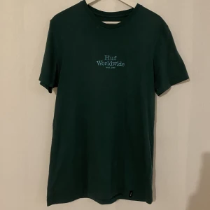 HUF T-shirt  - Mörk grön T-shirt från HUF  Använd fåtal gånger så i toppen skick   Storlek herr small 