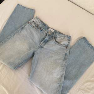 Midwaist straight jeans ifrån zara. Storlek 38 men skulle säga mer en 36. 