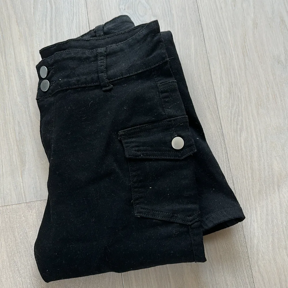 Utsvängda jeans ifrån SHEIN i storlek 38 men passar även 36. Jeans & Byxor.