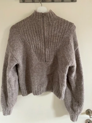 Ziptröja - Säljer denna snygga ziptröja i storlek xs från weekday, då den inte kommer till användning🤎