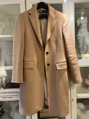 Zara Manteco Ull Kappa perfekt skick storlek 38 - Zara Manteco Ull kappa perfekt skick storlek 38  Sällan använd fantastiskt skick Köpt för 1200:-