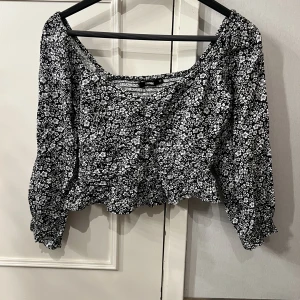 Blommig topp - En fin blommig topp från bikbok, den är inte använd många gånger och är i bra skick, stl xs