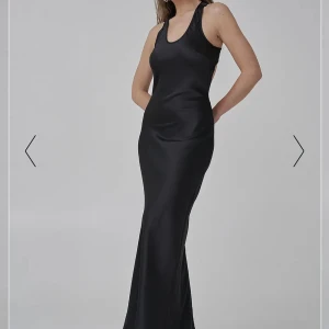 Svart satin klänning  - Lång svart satin klänning med öppen rygg från josefin hj NAKD. Aldrig använd men lappen sitter tyvärr inte kvar. Original pris är 699kr och slutsåld i hemsidan.  OBS: lånade bilder