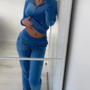 blå juicy couture  - säljer mitt blåa juciy sätt från Nelly pågrund av att den inte kommer till användning längre💙 köpt för 2100kr säljer för 1100, byxorna XS tröjan M men passar S