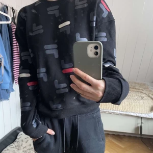 Helt oanvänd fila sweatshirt❤️💙🖤 - Fila sweatshirt som är helt oanvänd och säljer för endast 100 kr!☺️väldigt skön