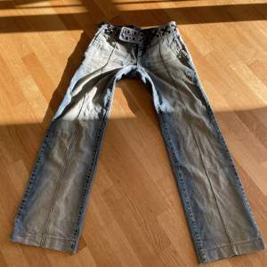 Lowwaisted jeans med snörning i midjan. Från märket miss sixty. Säljer för de inte används. (Bild 2 & 3 är lånad.  Midjemått 38,5cm  innerbenslängd 78cm